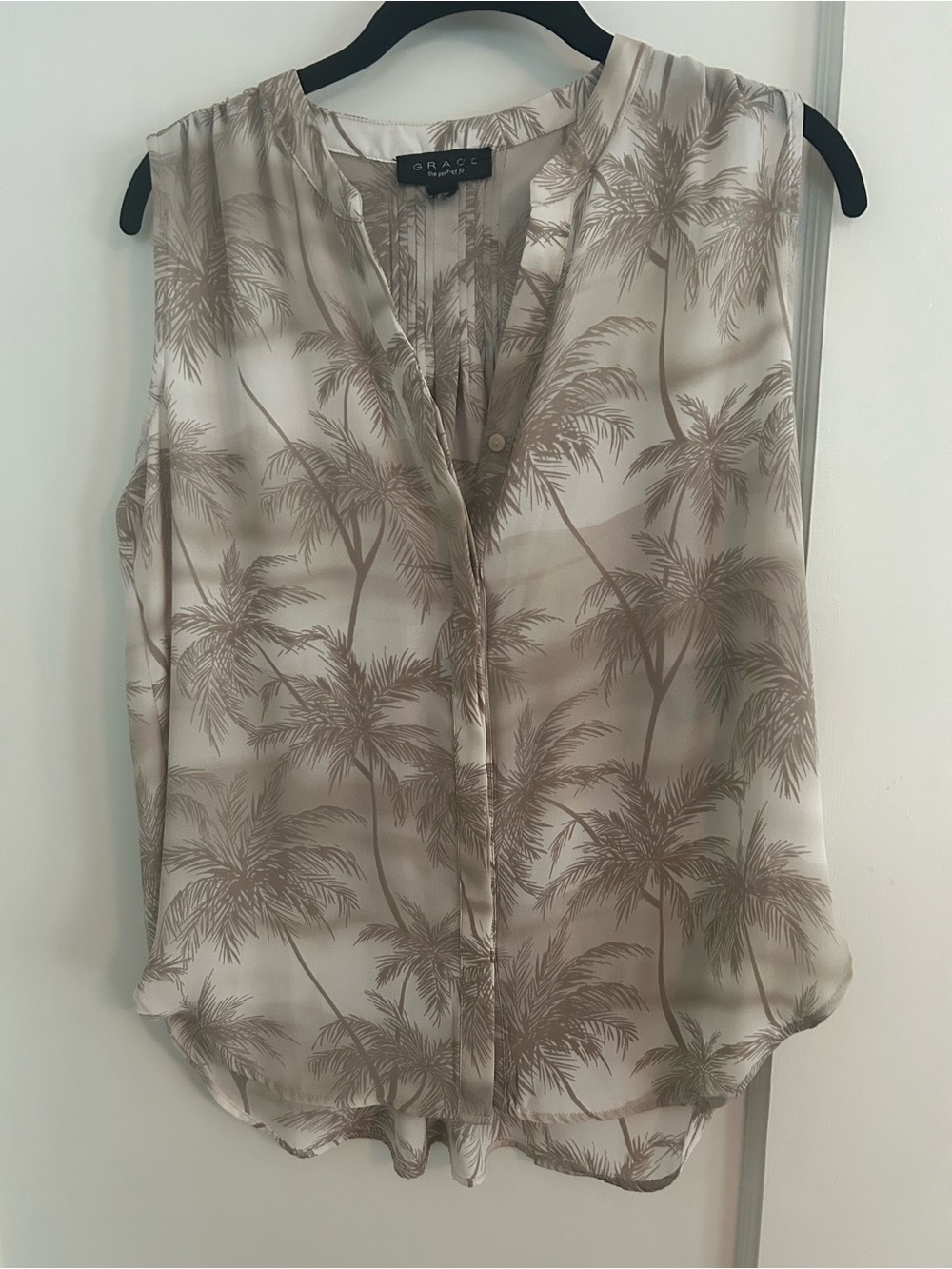 Women’s Grace Oasis Palm Print Sleeveless Blouse XL cream beige pleated back